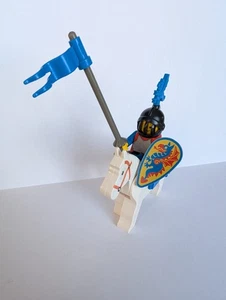 Lego Castle : Cas280a Red Breastplate Knight Blue Dragon Plume Set 6086 - Picture 1 of 7