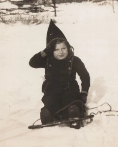 Sombrero de invierno de nieve retrato trineo niña años 40 diversión infantil al aire libre - Imagen 1 de 3