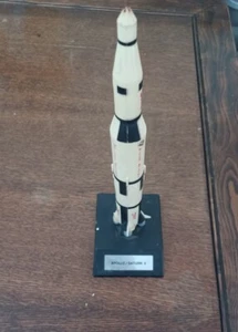 VINTAGE SELTENES NASA APOLLO SATURN V RAKETE SCHREIBTISCHMODELL KENNEDY SPACE CENTER 12 ZOLL - Bild 1 von 16