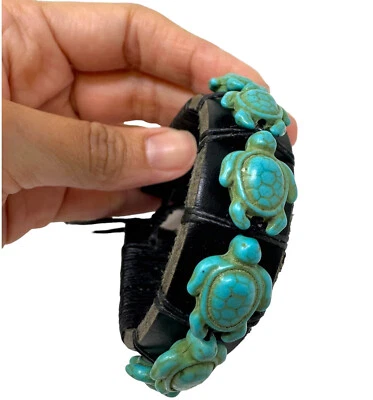 Pulseira de tartaruga feita à mão com tartarugas turquesa couro preto design ajustável - Imagem 1 de 4