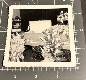 1950s POST MORTEM Funeral Casket Body DEAD Man Vintage Snapshot PHOTO - Picture 1 of 3