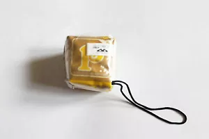 ONE PEICE MANGA - SCHLÜSSELANHÄNGER SITZSÄCKE - FARBE GELB und CREME Banpresto NEU - Bild 1 von 1