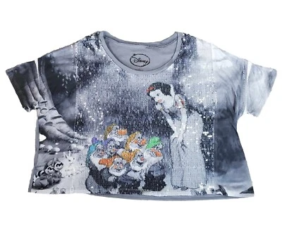 Camiseta feminina RARA Disney Branca de Neve lantejoulas AOP sete anões quadrada G - Imagem 1 de 4