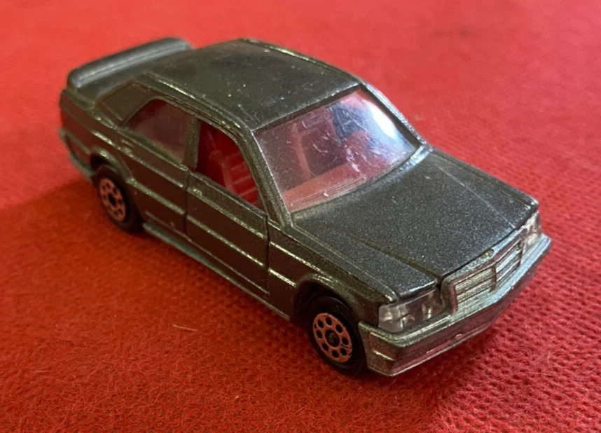 MAJORETTE Auto MERCEDES 190 E 2.3-16 scala 1:59 N° 231 metallo sportelli apribil - Immagine 1 di 3