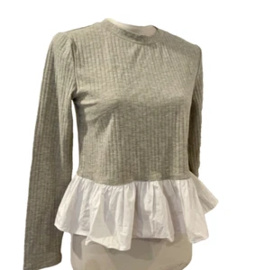 NUEVO CON ETIQUETAS Inglés Fábrica Gris Tejido Top Blanco Volante Inferior S - Imagen 1 de 4