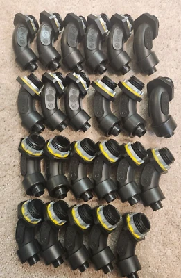 Conector hermético líquido no metálico atornillable Arlington NMSC9038BL 3/8" 90 grados -23 Foto 1 de 4