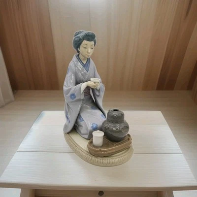 LLadro August Moon Geisha 5122 Geisha Japonesa Niña Sirviendo Ceremonia del Té 1981 Foto 1 de 4