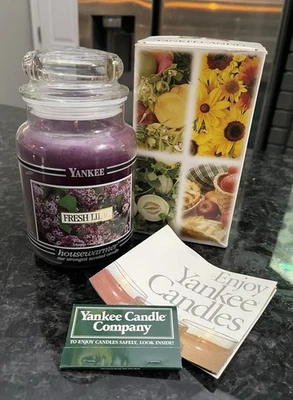 Yankee Candle Banda Negra Lila Fresca 22 Oz Tarro Retirado Nuevo En Caja con Libro de Match Foto 1 de 4