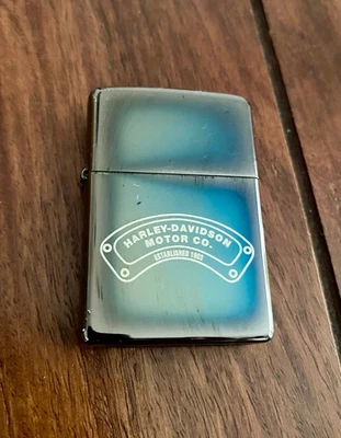Harley Davidson Zippo, perlmuttfarben, dunkelgrün/schwarz, gebraucht - Bild 1 von 3