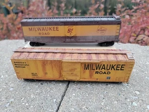Dos (2) vagones de carga HO Athearn 50' Milwaukee Road desgastados sin cajas usados - Imagen 1 de 16