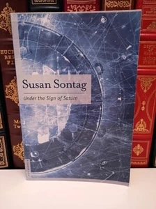 Under the Sign of Saturn: Essays - Paperback, by Sontag Susan - Very Good - Imagen 1 de 5
