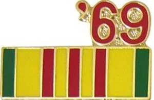 PIN DE SOLAPA SOMBRERO MILITAR - '69 PIN DE CINTA VIETNAM - NUEVO - Imagen 1 de 1