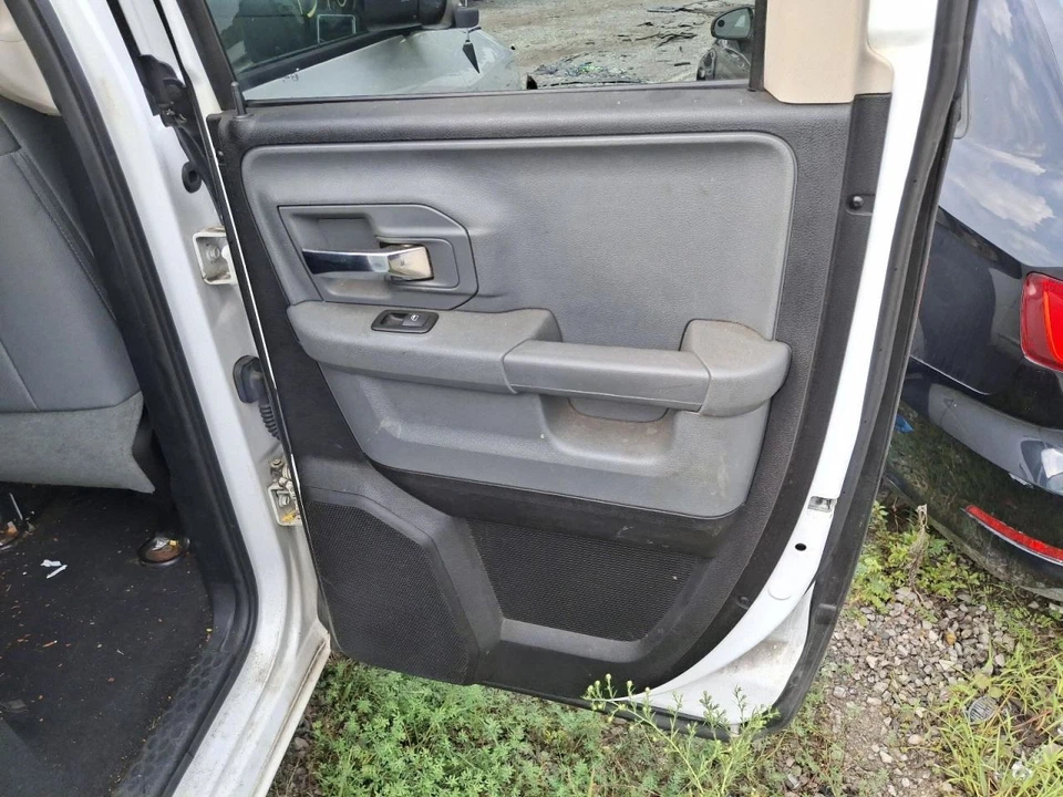 2015 Dodge Ram 1500 Rear Door Trim Panel Gray Used 4DR PU B Grade 3689910 - Imagem 1 de 4
