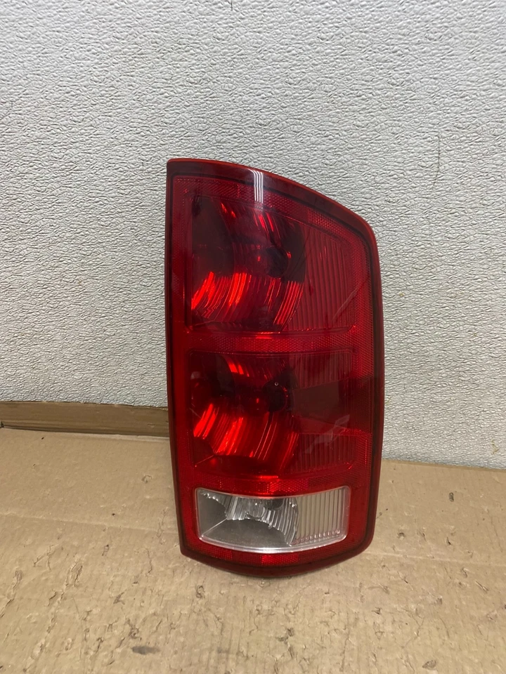 Задний фонарь правосторонний для Dodge Ram 1500 2002–2006 годов выпуска TYC U3147 DW - Изображение 1 из 4