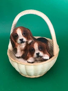 Estatuilla vintage de 2 cachorros Beagle en una cesta de mimbre - Imagen 1 de 6