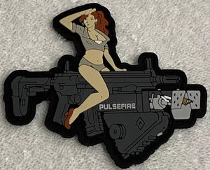 Patch PVC personnalisé PULSEFIRE Pin-Up Girl, SHOT 🎯 Show 2025, crochet et boucle, neuf ! - Photo 1/1