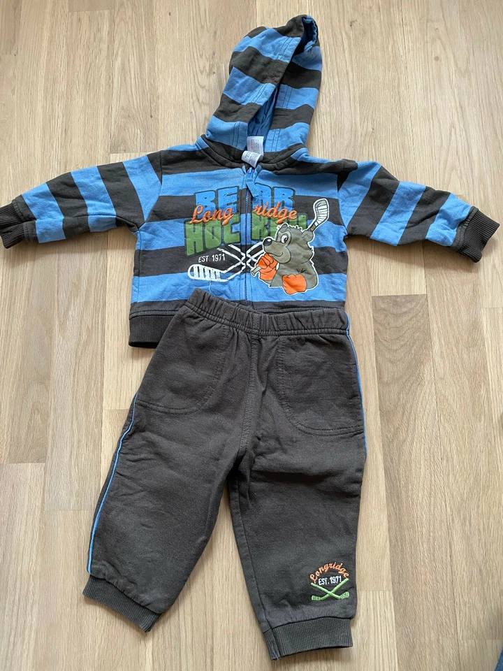 Verkaufe Jungen Baby Jogginganzug von c & a in Größe 68 - Bild 1 von 1