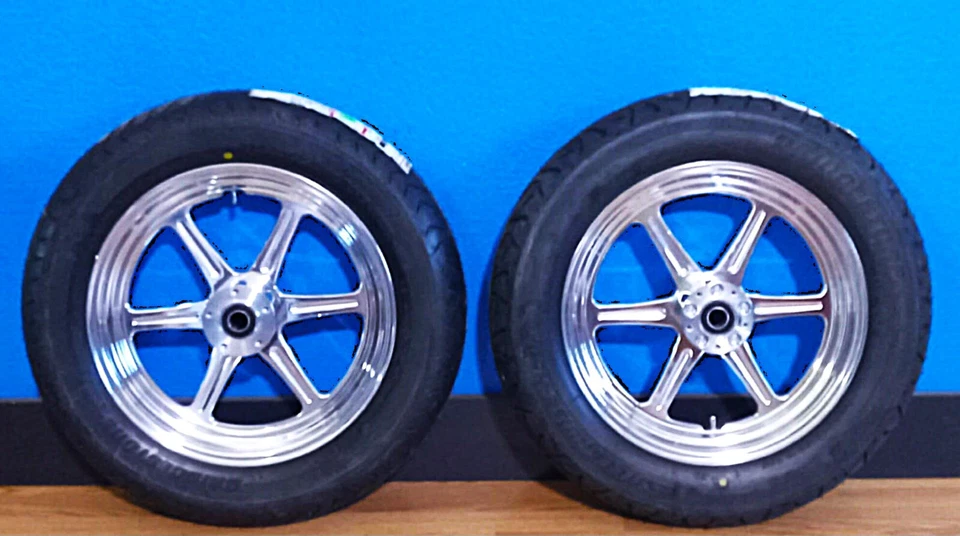 JUEGO DE RUEDAS REVÓLVER 16" CON NEUMÁTICOS BRIDGESSTONE H50 HARLEY ELECTRA GLIDE ROAD KING Foto 1 de 3