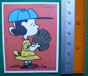 1971 Le Figurine di Linus Peanuts Stickers Charles Schulz #088 Lucy Baseball - Picture 1 of 2