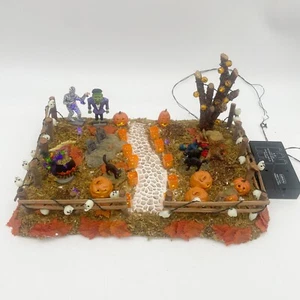 Lemax Spooky Town "Bubble, Boil, And Trouble" cortile anteriore illuminato, ritirato - Foto 1 di 6