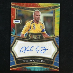 2024-25 Panini Select Freddie Ljungberg Auto Tie-Dye Prizm 7/25 Suecia 5956 LEER - Imagen 1 de 4