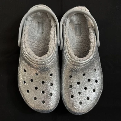 Tamancos infantis CROCS prata metálica com forro de pele de glitter tamanho J 6 em excelente estado usado - Imagem 1 de 4
