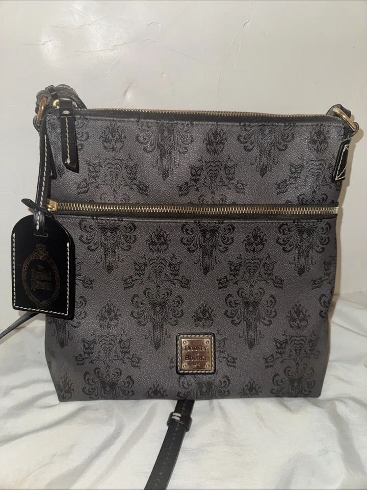 Bolsa tiracolo Dooney & Bourke Haunted Mansion 2018 parques da Disney cinza rara!! - Imagem 1 de 4