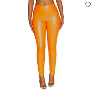 Naked Wardrobe Orange Kunstleder Leggings Stretch Skinny Hose Medium - Bild 1 von 6