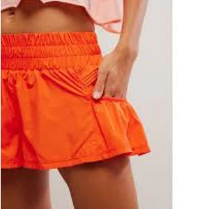Free People Movement Get Your Flirt On orangefarbene Damenshorts mit Rüschen Größe Small - Bild 1 von 7