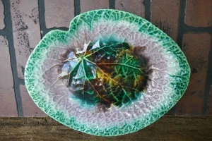 antique Etruscan majolica leaf dish 9 1/8 by 11 3/8 inch no chips or cracks - Imagen 1 de 4