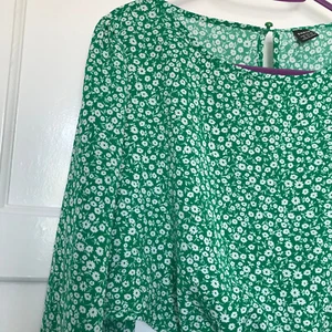 SHEIN Green Ditsy Floral Cropped Top Size XL 16 Satin Keyhole Back Long Sleeve - Picture 1 of 7