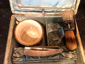 Antiguo kit de afeitado de viaje caja de madera cubierta de tela con afeitadora, taza, cepillo - Imagen 1 de 16