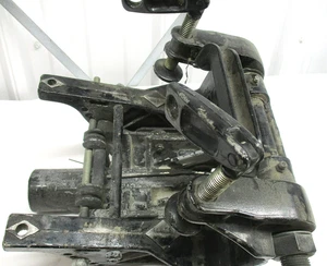 Mercury Mariner OEM 1984-1994 18-25 HP 2 tiempos popa soporte giratorio y abrazaderas - Imagen 1 de 4