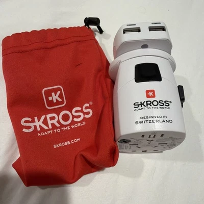 Adaptador de viagem Skross Pro-World e USB MUV USD 2.4 A branco - Imagem 1 de 3