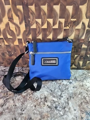 Bolso bandolera de nailon Calvin Klein con logotipo correa azul  Foto 1 de 4