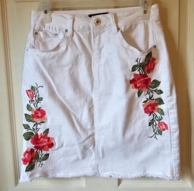 Earl Jean Women's Sz 4 Floral Embroidered Stretch White Denim Skirt - Image 1 of 4