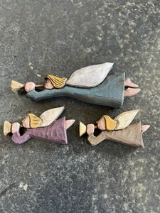 Juego de 3 esculturas vintage encantadoras de trompeta de arte de madera de ángel con cuerno - Imagen 1 de 13