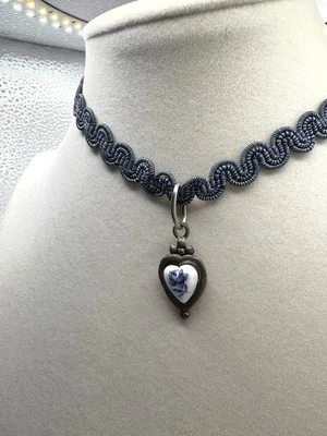 Collar Gargantilla Azul Pizarra Borde Trenzado con Estaño y Azul Delft Rosa Corazón Dije  Foto 1 de 4
