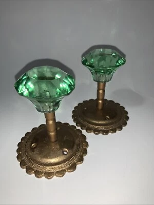 Perilla de vidrio verde vintage con corte de diamante | Elegante hogar de latón estilo victoriano Foto 1 de 3
