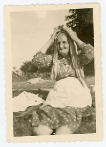 PHOTO amateur SNAPSHOT, une vieille dame tablier foulard mains sur la tête - Picture 1 of 2