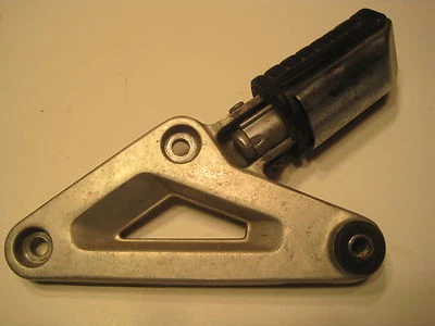 HONDA MAGNA V45 VF750C 82 83 左乘客 PEG MOUNT ASSEMBLY 50690MB1010 — 第 1/3 张图片