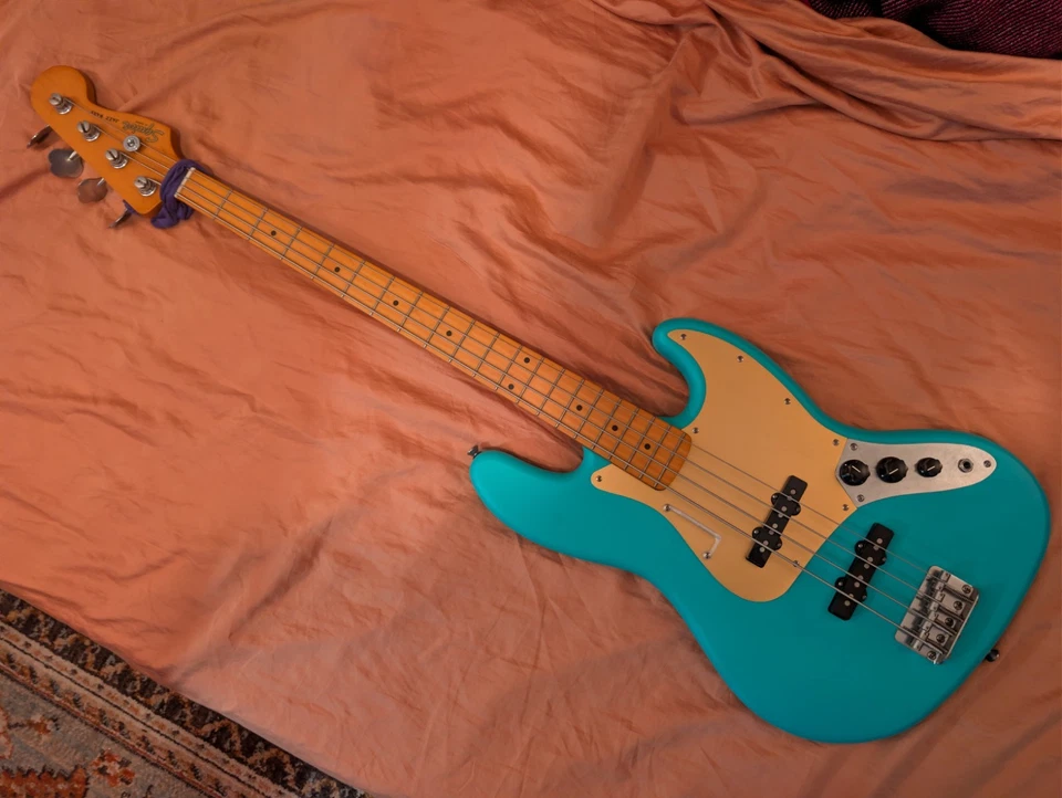 Bajo Jazz Squier 40 Aniversario Satinado Verde Espuma de Mar Foto 1 de 2