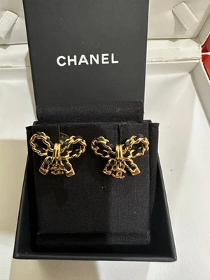PENDIENTES CHANEL CC LOGOTIPOS CINTA CUERO TONO DORADO. Foto 1 de 4