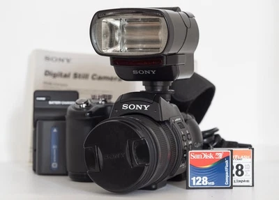 SONY Cyber-shot DSC-F828 8 MP Digital Camera - Image 1 of 4