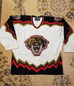 RARE SP PRO WCHL TACOMA SABERCATS TEAM SIGNED AUTOGRAPH HOCKEY JERSEY SIZE 54 XL - Picture 1 of 18