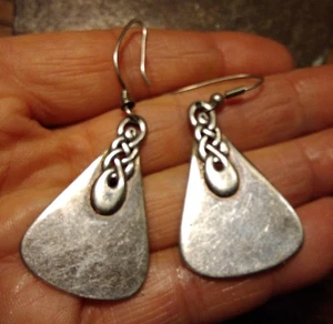 Pendientes Nudo Obia LAUREL BURCH Triangular Tono Plata Firmado Pierce Gancho Celta - Imagen 1 de 9