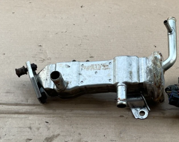 Toyota Prius V E18 2012 2017 enfriador EGR 25601-37010-B Foto 1 de 1