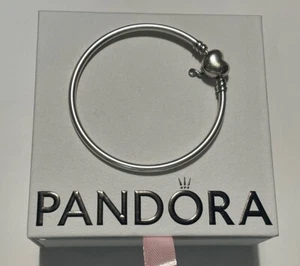 Bracciale rigido Pandora con chiusura a cuore Infinity In ottime condizioni - Foto 1 di 6