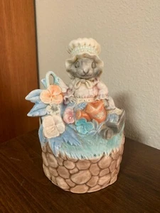 VINTAGE CERAMIC MOUSE IN THE GARDEN TABLETOP DECOR - Picture 1 of 6