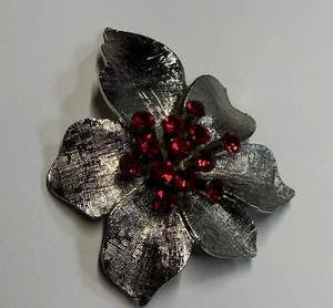 Vintage Brosche silberfarben Blumenton Design mit rubinrotem Strass - Bild 1 von 8